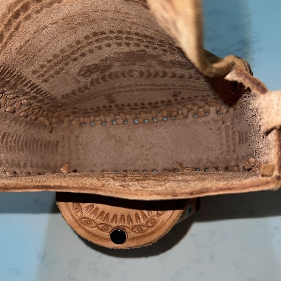 Tan Crossbody Bag with Sleek Design - Picture 12 of 12